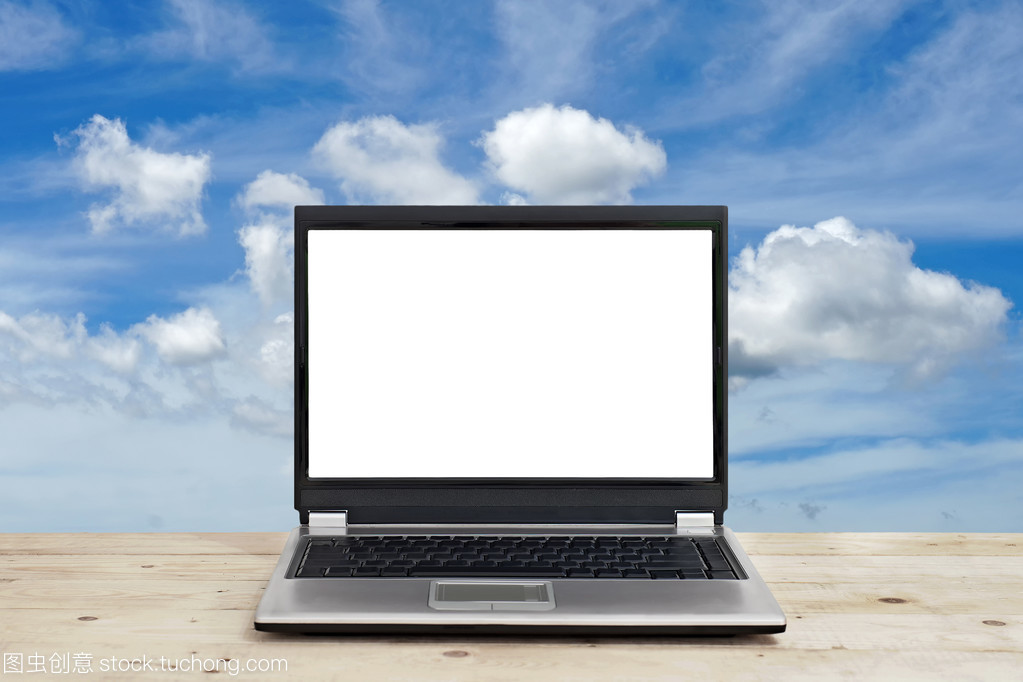 創意起航 天空下的空白屏幕